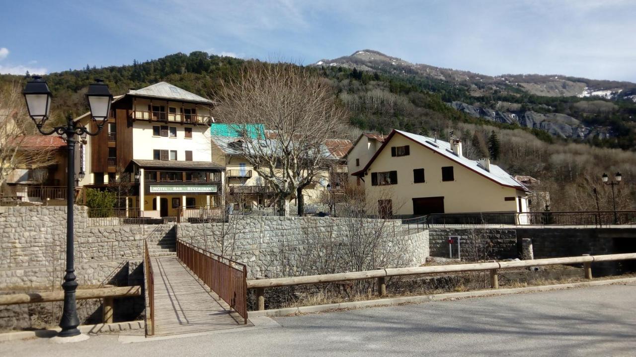 Auberge Roche Grande Entraunes Exteriör bild